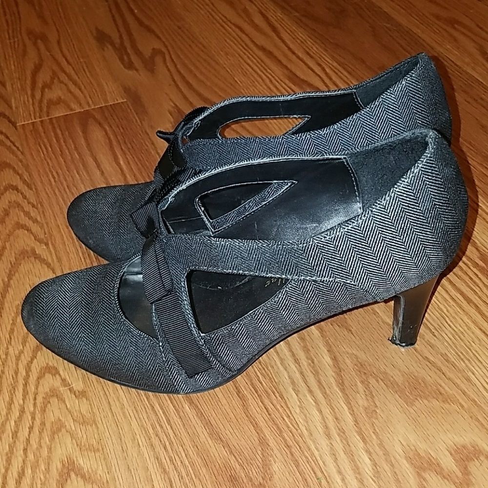 Ann Marino by Bettye Muller bow heels Sz. 9 . - Picture 2 of 6